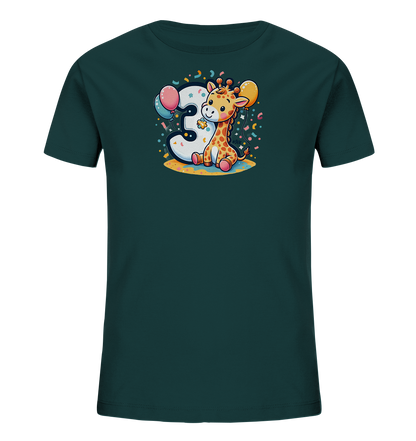 Onlineshop Shirts fuer Kinder - Das Bild zeigt ein dunkelgruenes Kinder-T-Shirt mit einem farbenfrohen Druck. Darauf ist eine niedliche, cartoonartige Giraffe abgebildet, die neben einer grossen, weissen Zahl '3' sitzt. Das Motiv ist von Konfetti, Luftballons in verschiedenen Farben und einer kleinen Blume umgeben. Das Design hat einen froehlichen und festlichen Charakter, ideal fuer einen Geburtstag.
