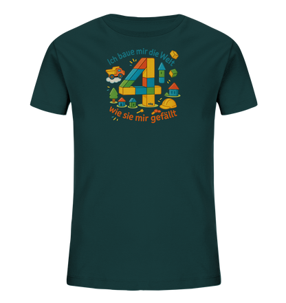 Onlineshop Shirts fuer Kinder - Das dunkelblaue T-Shirt zeigt eine grosse Zahl Vier, die aus bunten Baukloetzen zusammengesetzt ist. Um die Vier herum sind kindgerechte Illustrationen von Haeusern, Baeumen, einem Baufahrzeug und einem Bauhelm abgebildet. Über und unter der Zahl befindet sich der Text "Ich baue mir die Welt wie sie mir gefaellt". Das Design ist verspielt und farbenfroh, ideal fuer kleine Baumeister.