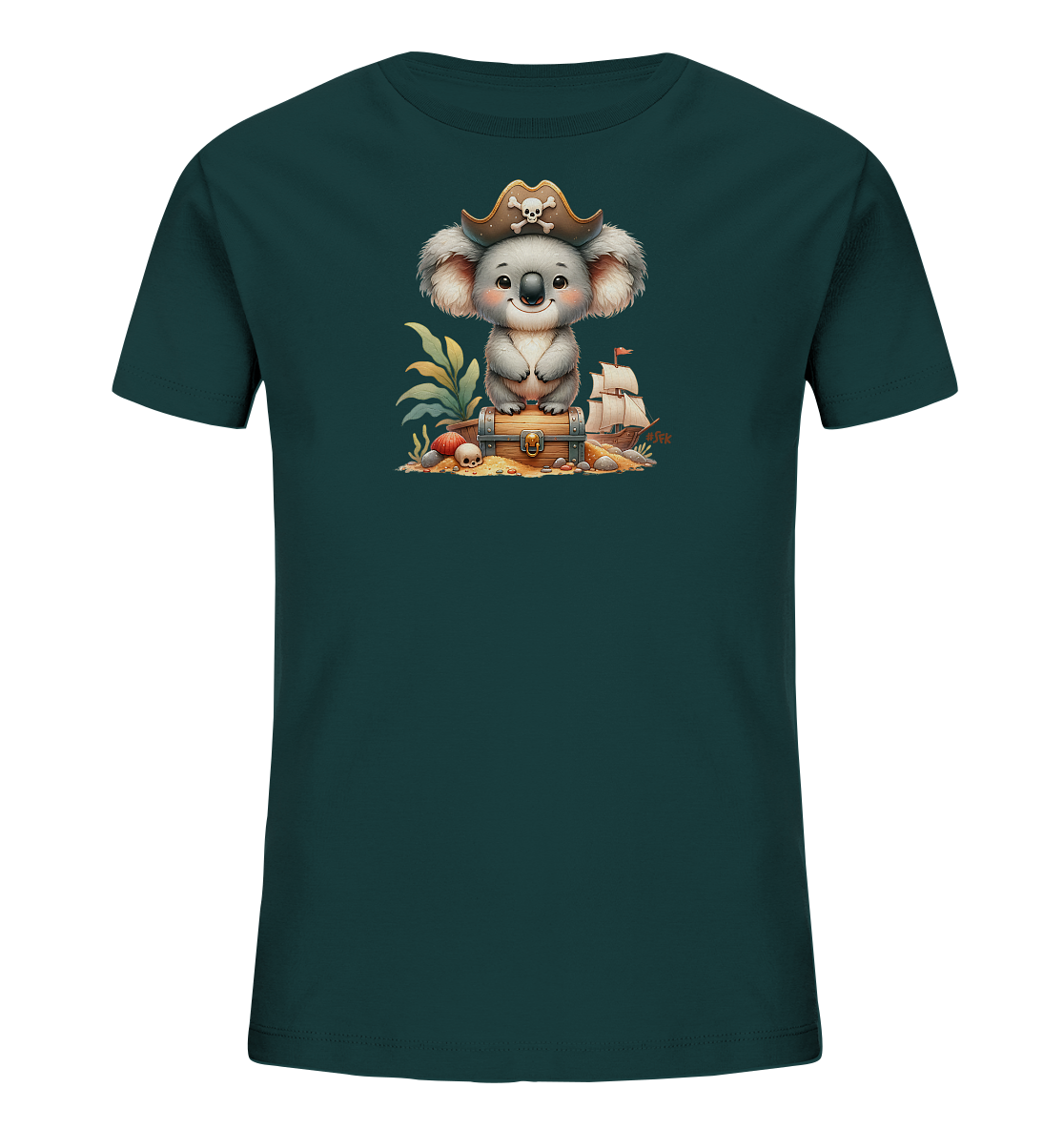 Onlineshop Shirts fuer Kinder - Dieses dunkelgruene T-Shirt zeigt eine niedliche Grafik eines Koalas als Pirat. Der Koala sitzt auf einer Schatzkiste an einem Strand mit Palmen und Muscheln. Im Hintergrund ist ein Piratenschiff auf dem Meer zu sehen. Das Design ist detailliert und farbenfroh.