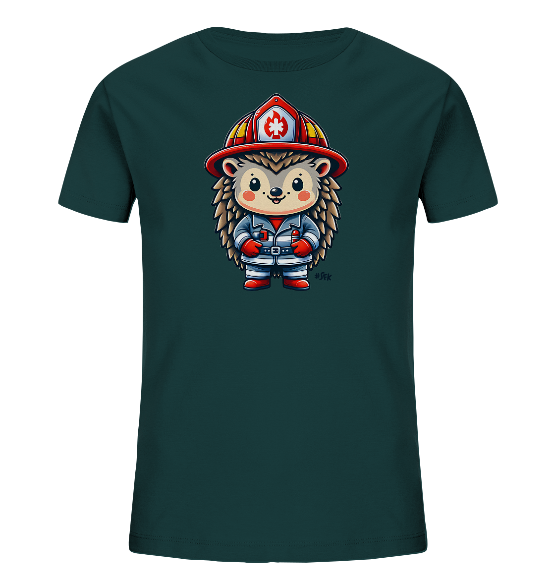 Onlineshop Shirts fuer Kinder - Dieses dunkelgruene T-Shirt fuer Kinder zeigt eine detailreiche Illustration eines niedlichen Igels. Der Igel ist als Feuerwehrmann gekleidet, mit einem roten Helm, einer blauen Uniform und roten Stiefeln und Handschuhen. Er haelt ein kleines rotes Objekt in den Haenden. Das Design ist farbenfroh und ansprechend gestaltet.