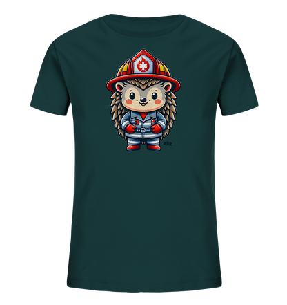 Onlineshop Shirts fuer Kinder - Dieses dunkelgruene T-Shirt fuer Kinder zeigt eine detailreiche Illustration eines niedlichen Igels. Der Igel ist als Feuerwehrmann gekleidet, mit einem roten Helm, einer blauen Uniform und roten Stiefeln und Handschuhen. Er haelt ein kleines rotes Objekt in den Haenden. Das Design ist farbenfroh und ansprechend gestaltet.