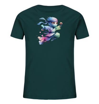 Onlineshop Shirts fuer Kinder - Das Bild zeigt ein dunkelgruenes Kinder-T-Shirt mit einer bunten Grafik auf der Vorderseite. Dargestellt ist eine kleine Figur in einer dynamischen Springpose, gekleidet in einem ninja-aehnlichen Outfit. Die Illustration ist in einem cartoonhaften Stil gehalten und von farbigen, aquarellartigen Spritzern umgeben. Das Design wirkt lebhaft und energiegeladen.