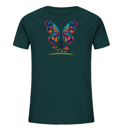 Onlineshop Shirts fuer Kinder - Das Bild zeigt ein dunkelgruenes T-Shirt fuer Kinder mit einem grossen, bunten Schmetterlingsmotiv. Der Schmetterling ist detailliert gestaltet und leuchtet in verschiedenen Farben. Unter dem Schmetterling steht die Zahl Drei, begleitet von kleinen Blumen auf einer Wiese. Das Design wirkt lebendig und farbenfroh.