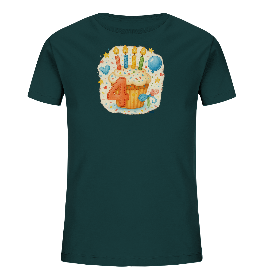 Onlineshop Shirts fuer Kinder - Das Bild zeigt ein dunkelgruenes T-Shirt fuer Kinder mit einem farbenfrohen Geburtstagsmotiv auf der Vorderseite. Zu sehen ist ein Cupcake mit Sahne und Streuseln, gekroent von vier brennenden Kerzen. Die grosse Zahl '4' prangt auf dem Cupcake, umgeben von Sternen, Herzen, einem Ballon und einer Schleife. Das Design wirkt festlich und froehlich, passend fuer einen besonderen Anlass wie einen vierten Geburtstag.