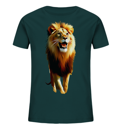 Onlineshop Shirts fuer Kinder - Das Bild zeigt ein dunkelgruenes T-Shirt fuer Kinder mit einem beeindruckenden Loewenmotiv auf der Vorderseite. Der Loewe ist in einer dynamischen Pose dargestellt, mit offenem Maul und leuchtender Maehne. Die Illustration ist detailreich und faengt den majestaetischen Ausdruck des Tieres ein. Das Motiv verleiht dem Shirt eine kraftvolle Ausstrahlung.