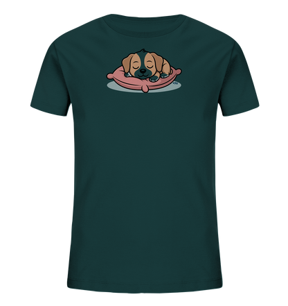 Onlineshop Shirts fuer Kinder - Das Bild zeigt ein dunkelgruenes Kinder-T-Shirt mit einem zentralen Aufdruck. Dieser zeigt einen niedlichen, schlafenden Welpen mit braunem und dunklem Fell, der friedlich auf einem rosafarbenen Kissen liegt. Das Motiv ist im Cartoon-Stil gehalten und wirkt beruhigend. Es ist ein suesses Design, das fuer kleine Tierliebhaber ansprechend ist.