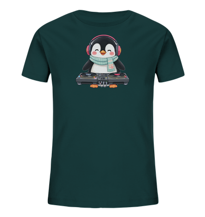 Onlineshop Shirts fuer Kinder - Das Bild zeigt ein dunkelgruenes Kinder-T-Shirt. Auf der Vorderseite ist ein niedlicher Cartoon-Pinguin mit rosa Kopfhoerern und einem gestreiften Schal abgebildet. Der froehliche Pinguin steht hinter einem DJ-Mischpult. Dieses verspielte Design verleiht dem Shirt einen lustigen und einzigartigen Charakter.