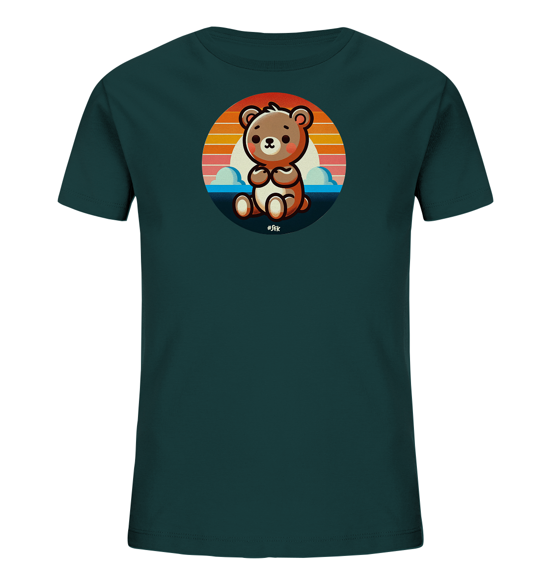 Onlineshop Shirts fuer Kinder - Das Bild zeigt ein dunkelgruenes Kinder-T-Shirt mit einem runden Motiv auf der Vorderseite. Darauf ist ein sitzender Cartoon-Baer vor einem stilisierten Sonnenuntergang und einer Landschaft abgebildet. Der Baer hat eine freundliche Ausstrahlung und die Grafik verwendet warme Farben fuer den Himmel und kuehle Toene fuer das Wasser und die Huegel. Das Design wirkt verspielt und naturverbunden.