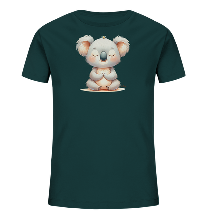 Onlineshop Shirts fuer Kinder - Das Bild zeigt ein dunkelgruenes Kinder-T-Shirt mit einem niedlichen, meditierenden Koala-Motiv auf der Vorderseite. Der cartoonhafte Koala sitzt entspannt mit geschlossenen Augen und zusammengelegten Pfoten. Ein kleines gelbes Detail schmueckt seinen Kopf. Das Design wirkt ruhig und freundlich.