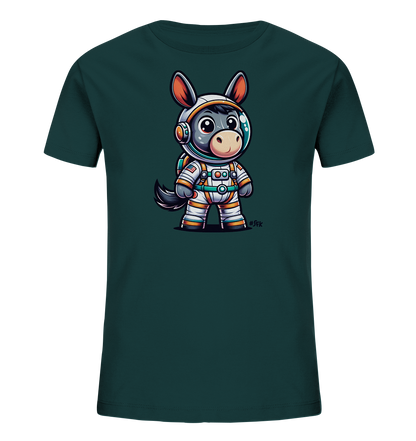 Onlineshop Shirts fuer Kinder - Dieses Bild zeigt ein dunkelgruenes Kinder-T-Shirt mit einer niedlichen Illustration auf der Vorderseite. Die Illustration zeigt einen cartoonhaften Esel, der einen detailreichen Astronautenanzug traegt. Der Anzug ist ueberwiegend weiss mit orangefarbenen und tuerkisen Akzenten, inklusive Helm und Rucksack. Der Esel steht aufrecht und blickt freundlich nach vorne.