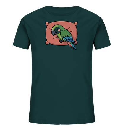 Onlineshop Shirts fuer Kinder - Das dunkelblau-gruene T-Shirt zeigt eine detaillierte Illustration eines schlafenden Papageis. Der gruene Vogel mit blauen Fluegeln ruht friedlich auf einem gemuetlichen, roetlichen Kissen. Das Motiv ist niedlich und vermittelt eine ruhige Ausstrahlung, ideal fuer ein Kinderkleidungsstueck.