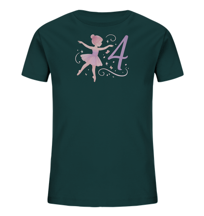 Onlineshop Shirts fuer Kinder - Das Bild zeigt ein dunkelgruen-blaues Kinder-T-Shirt mit einem Motiv einer tanzenden Ballerina. Neben der Figur ist eine grosse Zahl '4' in einem zarten Lila abgebildet. Kleine Sterne und Schmetterlinge umgeben das Hauptmotiv. Das Design wirkt verspielt und eignet sich fuer kleine Tanzfans.