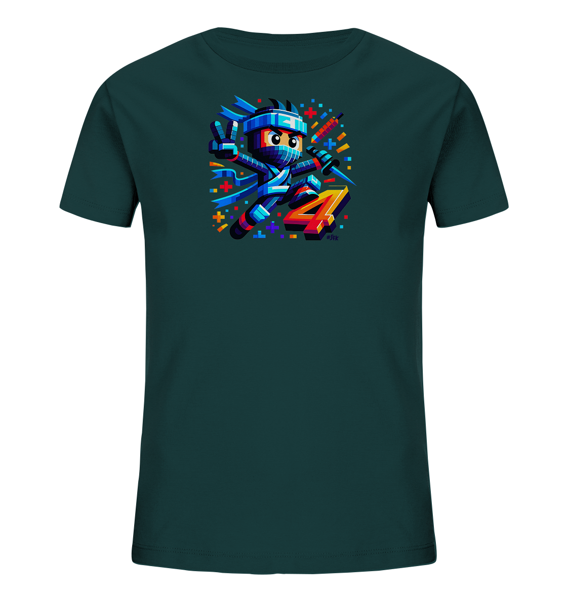 Onlineshop Shirts fuer Kinder - Das Bild zeigt ein dunkelgruenes (Petrol) Kinder-T-Shirt. Auf der Vorderseite ist eine farbenfrohe Illustration eines Ninja-Charakters im Pixel-Stil zu sehen. Der Ninja traegt ein blaues Outfit, macht ein Friedenszeichen und steht neben der markanten, orangefarbenen Zahl Vier. Bunte, blockartige Elemente umgeben das Hauptmotiv und verleihen dem Design einen dynamischen Look.