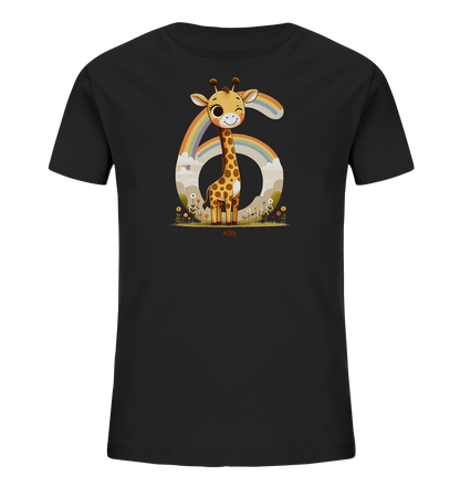 Onlineshop Shirts fuer Kinder - Das Bild zeigt ein schwarzes T-Shirt fuer Kinder mit einer grossen grafischen Darstellung auf der Vorderseite. Im Zentrum des Motivs steht eine niedliche Giraffe vor der Zahl '6'. Über der Szene spannt sich ein bunter Regenbogen, waehrend die Giraffe auf einer detailreichen Blumenwiese steht, umgeben von stilisierten Wolken. Das Design wirkt freundlich und farbenfroh gestaltet.