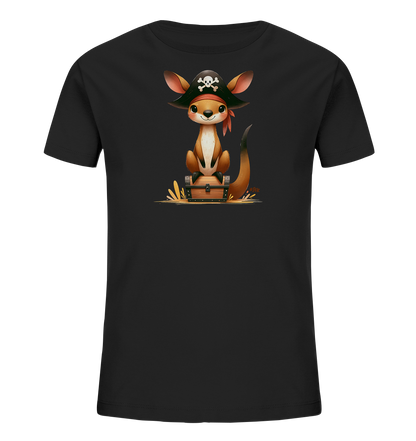 Onlineshop Shirts fuer Kinder - Das Bild zeigt ein schwarzes T-Shirt mit einer charmanten Illustration eines Kaengurus. Das Kaenguru ist als Pirat dargestellt, komplett mit einem Piratenhut, der mit einem Totenkopfmotiv verziert ist, und sitzt auf einer Holzkiste. Das Design ist detailreich und in einem liebevollen Cartoon-Stil gehalten, was dem Shirt einen abenteuerlichen Charakter verleiht.
