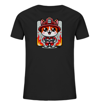 Onlineshop Shirts fuer Kinder - Das Bild zeigt ein schwarzes Kinder-T-Shirt mit einem Comic-Motiv einer Katze in Feuerwehrausruestung. Die Katze traegt einen roten Helm und Anzug und steht vor einem Hintergrund mit Flammen und grauen Streifen. Die Grafik ist farbenfroh und detailliert gestaltet. Dieses Design verleiht dem Shirt einen mutigen und verspielten Look.