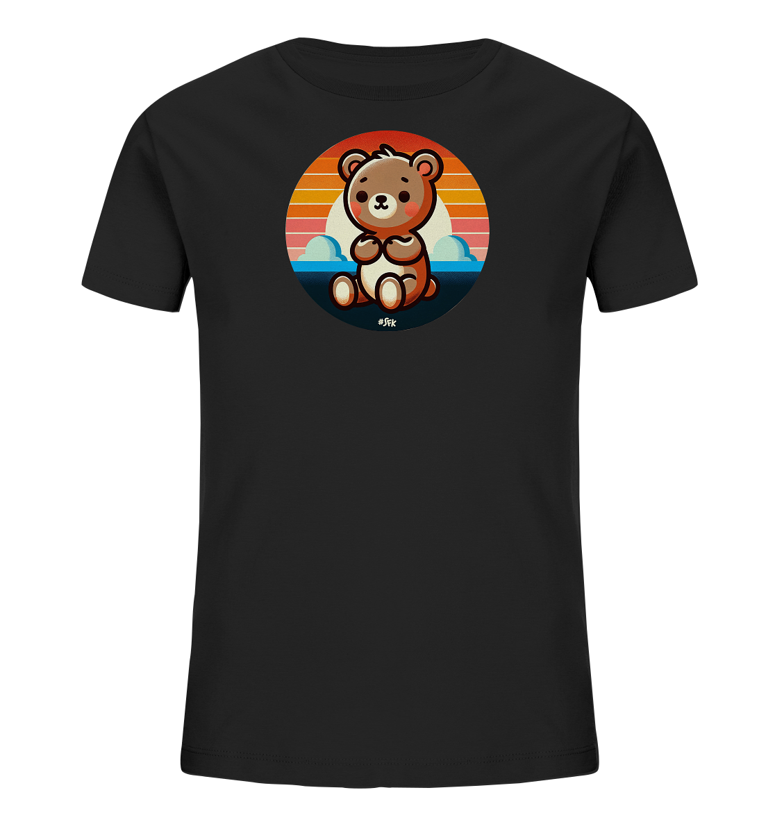 Onlineshop Shirts fuer Kinder - Das Bild zeigt ein schwarzes T-Shirt mit einem runden Motiv in der Mitte. Dieses Motiv zeigt einen suessen, cartoonhaften Baeren, der mit gekreuzten Pfoten sitzt. Der Hintergrund des Motivs stellt eine Landschaft mit einem Sonnenuntergang ueber Wasser und Wolken dar. Das Design ist farbenfroh und ansprechend fuer Kinder.
