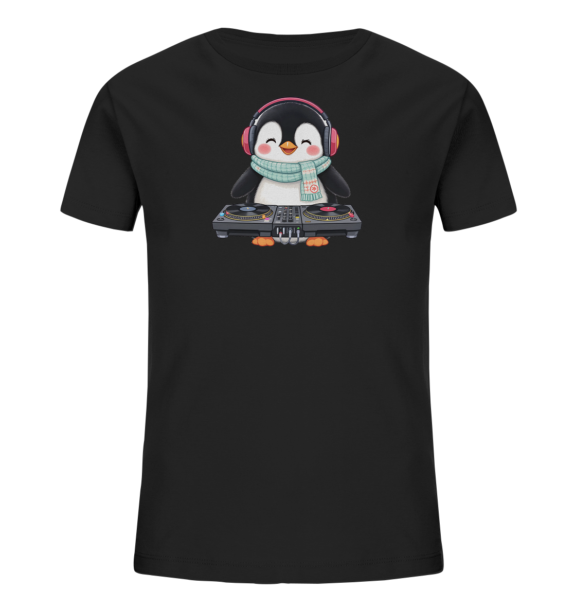Onlineshop Shirts fuer Kinder - Das Bild zeigt ein schwarzes T-Shirt mit einem niedlichen Cartoon-Pinguin auf der Vorderseite. Der Pinguin traegt rosa Kopfhoerer und einen gemusterten hellblauen Schal. Er steht vor einem DJ-Mischpult mit Plattenspielern und hat ein froehliches Laecheln. Dieses Design verleiht dem Shirt einen verspielten und musikalischen Charakter.