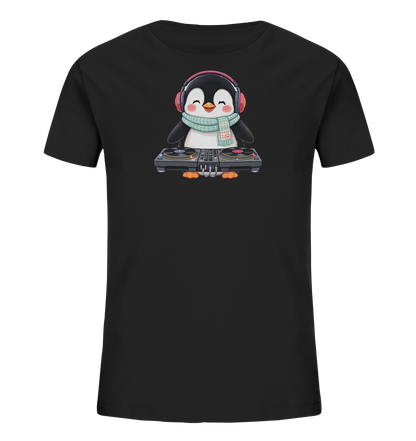 Onlineshop Shirts fuer Kinder - Das Bild zeigt ein schwarzes T-Shirt mit einem niedlichen Cartoon-Pinguin auf der Vorderseite. Der Pinguin traegt rosa Kopfhoerer und einen gemusterten hellblauen Schal. Er steht vor einem DJ-Mischpult mit Plattenspielern und hat ein froehliches Laecheln. Dieses Design verleiht dem Shirt einen verspielten und musikalischen Charakter.