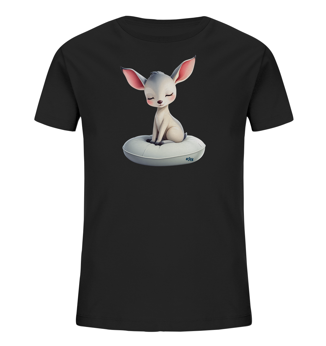 Onlineshop Shirts fuer Kinder - Das schwarze T-Shirt zeigt eine entzueckende, helle Fantasiefigur mit grossen Ohren. Die Figur sitzt friedlich mit geschlossenen Augen auf einem weichen, ringfoermigen weissen Kissen. Das Design strahlt Ruhe und Niedlichkeit aus, ideal fuer Kinder.