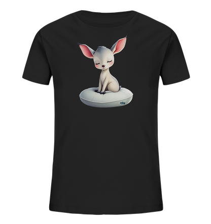 Onlineshop Shirts fuer Kinder - Das schwarze T-Shirt zeigt eine entzueckende, helle Fantasiefigur mit grossen Ohren. Die Figur sitzt friedlich mit geschlossenen Augen auf einem weichen, ringfoermigen weissen Kissen. Das Design strahlt Ruhe und Niedlichkeit aus, ideal fuer Kinder.