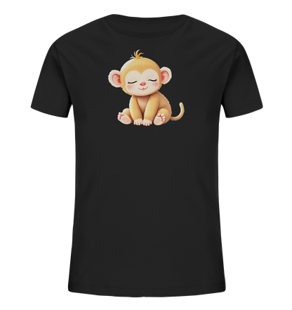 Onlineshop Shirts fuer Kinder - Das Bild zeigt ein schlichtes, schwarzes Kinder-T-Shirt in der Frontansicht. Darauf ist eine niedliche, hellbraune Cartoon-Affenfigur abgebildet, die sitzend dargestellt ist. Der Affe hat grosse Ohren mit rosafarbenen Innenseiten, geschlossene Augen mit feinen Wimpern und ein sanftes Laecheln. Seine kleinen Pfoten sind rosa akzentuiert und ein kurzer, gebogener Schwanz ist ebenfalls sichtbar, was einen ruhigen und freundlichen Ausdruck verleiht.