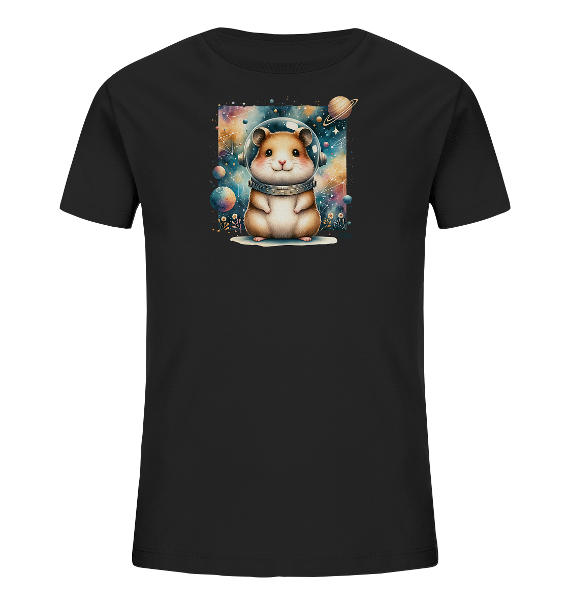 Onlineshop Shirts fuer Kinder - Dieses schwarze T-Shirt fuer Kinder zeigt eine Illustration eines niedlichen Hamsters in einem Astronautenhelm. Im Hintergrund ist eine farbenfrohe Weltraumkulisse mit Planeten, Sternen und Nebeln zu sehen. Der Hamster sitzt und blickt nach vorne, umgeben von floralen Elementen am unteren Rand. Das Motiv verleiht dem Shirt einen verspielten, abenteuerlichen Look.