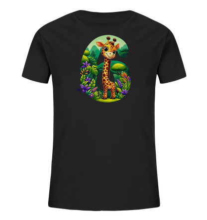 Onlineshop Shirts fuer Kinder - Das Bild zeigt ein schwarzes T-Shirt fuer Kinder mit einem farbenfrohen Aufdruck. Der Aufdruck bildet eine grosse "6", gefuellt mit einer Dschungelszene und einer niedlichen Cartoon-Giraffe. Die Szene enthaelt gruene Huegel, Baeume und viele bunte Blumen. Die Giraffe laechelt freundlich.