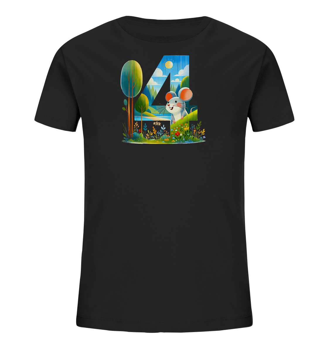 Onlineshop Shirts fuer Kinder - Das Bild zeigt ein schwarzes Kinder-T-Shirt mit einem grossen, farbenfrohen Motiv auf der Vorderseite. Das Design umfasst die Zahl '4', deren Inneres eine idyllische Naturlandschaft mit Baeumen, einem See und Huegeln zeigt. Eine freundliche, cartoonhafte Maus sitzt inmitten einer Blumenwiese vor der Zahl. Die Grafik ist detailreich und versprueht eine froehliche Atmosphaere.