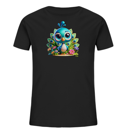 Onlineshop Shirts fuer Kinder - Das Bild zeigt ein schwarzes Kinder-T-Shirt mit einem niedlichen Druck eines Cartoon-Pfauen. Der kleine Pfau ist blau und weiss und sitzt umgeben von bunten Blumen und gruenen Blaettern. Seine Schwanzfedern sind hinter ihm ausgebreitet und zeigen das typische Muster. Das Design ist farbenfroh und verspielt, ideal fuer Kinderkleidung.