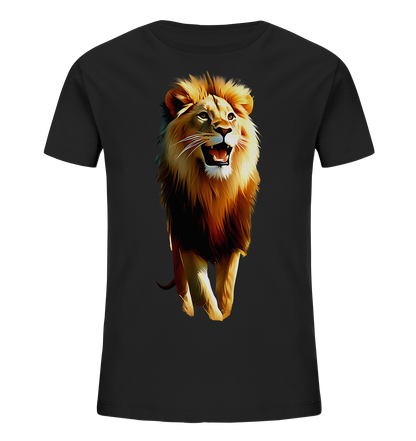 Onlineshop Shirts fuer Kinder - Das Bild zeigt ein schwarzes Kinder T-Shirt mit einem grossen, farbintensiven Aufdruck auf der Vorderseite. Der Aufdruck stellt einen majestaetischen Loewen dar, der in einem Moment des Bruellens oder Schnaufens eingefangen ist. Die detailreiche Illustration hebt das goldbraune Fell, die imposante Maehne und das offene Maul des Tieres hervor. Das Design wirkt kraeftig und ausdrucksstark, ideal fuer ein auffaelliges Kinder T-Shirt.