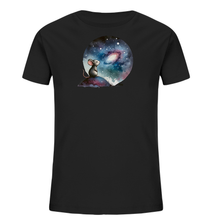 Onlineshop Shirts für Kinder - Das Bild zeigt ein schwarzes Kinder-T-Shirt mit einem runden Aufdruck auf der Vorderseite. Der Aufdruck stellt eine kleine Maus dar, die auf einem Hügel sitzt. Die Maus blickt zum Himmel, der als detaillierter Sternenhimmel mit einer Galaxie oder Nebelzone gestaltet ist. Das Motiv ist in einem künstlerischen Stil gehalten und erinnert an eine nächtliche Beobachtungsszene.