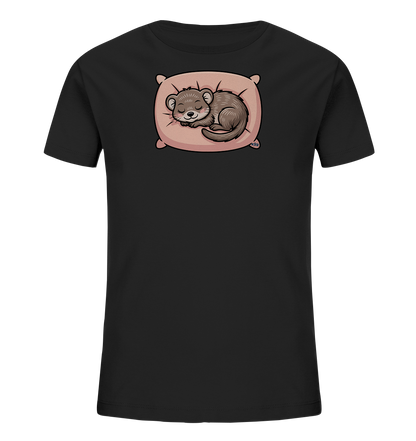 Onlineshop Shirts fuer Kinder - Das Bild zeigt ein schwarzes Kinder-T-Shirt mit einem niedlichen Tiermotiv auf der Vorderseite. Ein kleines, braunes Tier, das einer Maus oder einem Hamster aehnelt, schlaeft gemuetlich auf einem rosafarbenen Kissen. Das Tier ist zusammengerollt dargestellt und hat geschlossene Augen, was eine ruhige und friedliche Stimmung vermittelt. Das Design wirkt liebevoll und kinderfreundlich.