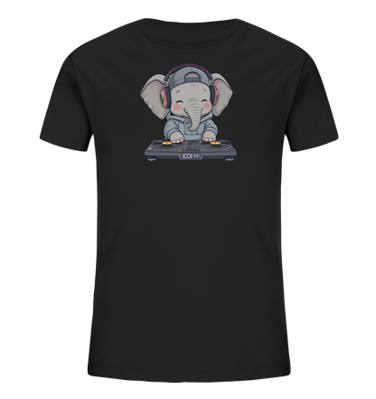 Onlineshop Shirts fuer Kinder - Das Bild zeigt ein schwarzes Kinder-T-Shirt mit einem niedlichen Elefantenmotiv auf der Vorderseite. Der Elefant ist als Cartoonfigur dargestellt und traegt einen grauen Kapuzenpullover, eine Kappe und Kopfhoerer mit farbigen Akzenten. Er steht laechelnd an einem DJ-Mischpult mit zwei Plattenspielern. Das gesamte Design wirkt verspielt und faengt eine musikalische Stimmung ein.