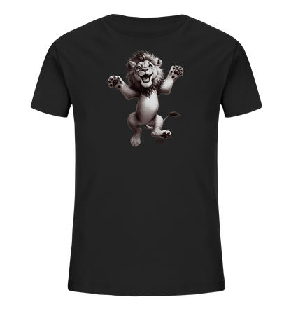 Onlineshop Shirts fuer Kinder - Das Bild zeigt ein schwarzes Kinder-T-Shirt mit einer froehlichen Illustration eines springenden Loewenbabys auf der Vorderseite. Der Cartoon-Loewe hat ein breites Laecheln, ausgestreckte Pfoten und wirkt sehr verspielt. Das Design ist in einem charmanten, skizzenhaften Stil gehalten. Das Shirt ist vor einem schwarzen Hintergrund dargestellt.