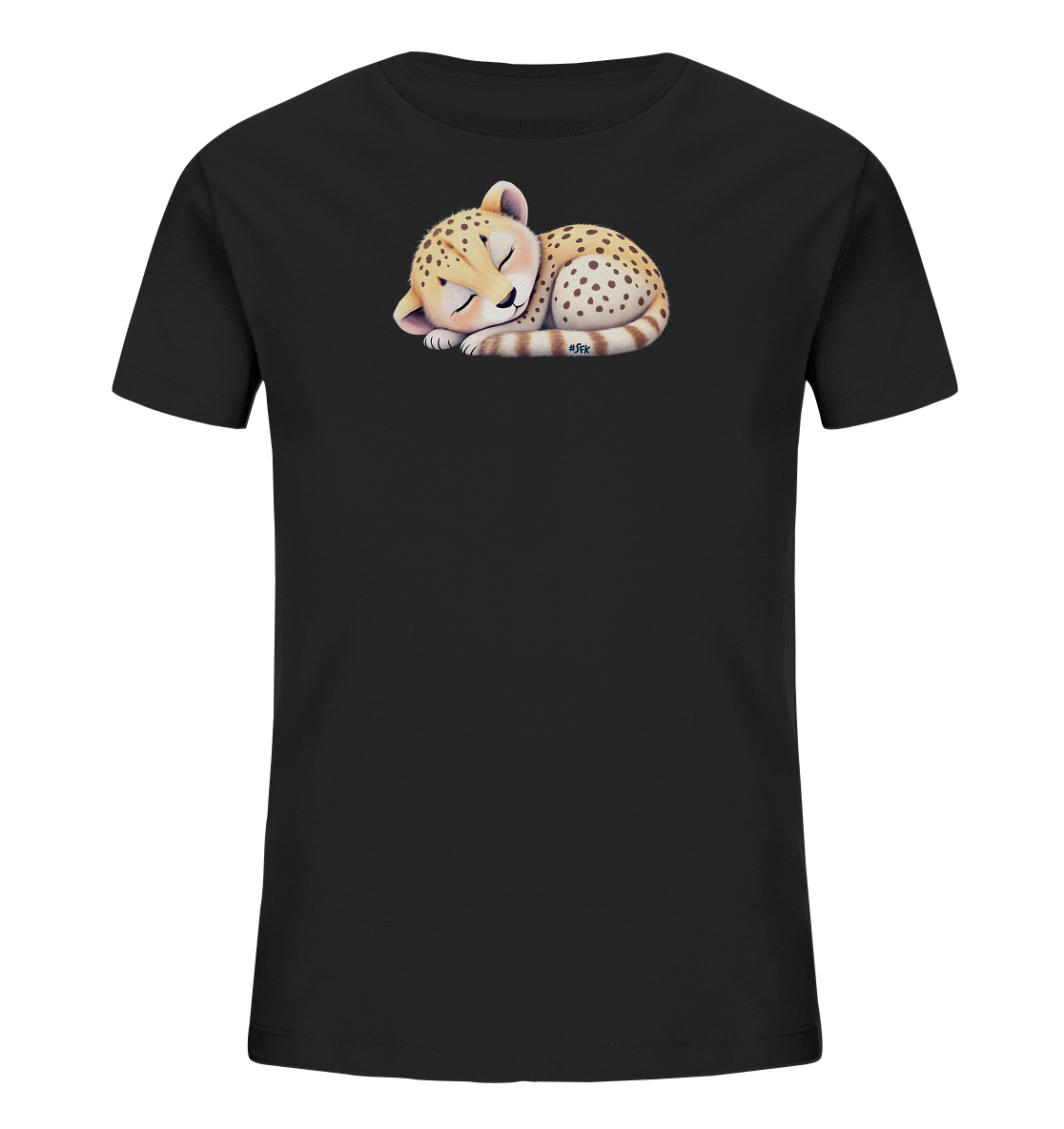 Onlineshop Shirts fuer Kinder - Das Bild zeigt ein schwarzes T-Shirt fuer Kinder. Auf der Vorderseite ist eine niedliche Illustration eines schlafenden Gepardenbabys zu sehen. Das kleine Raubtier liegt zusammengerollt und hat die Augen geschlossen, mit typischen Flecken und einem gestreiften Schwanz. Das Motiv verleiht dem Shirt einen ruhigen und verspielten Ausdruck.