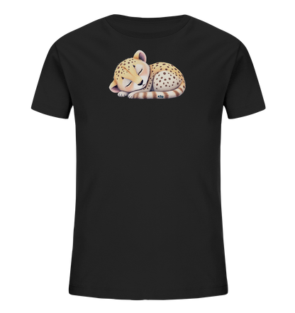 Onlineshop Shirts fuer Kinder - Das Bild zeigt ein schwarzes T-Shirt fuer Kinder. Auf der Vorderseite ist eine niedliche Illustration eines schlafenden Gepardenbabys zu sehen. Das kleine Raubtier liegt zusammengerollt und hat die Augen geschlossen, mit typischen Flecken und einem gestreiften Schwanz. Das Motiv verleiht dem Shirt einen ruhigen und verspielten Ausdruck.
