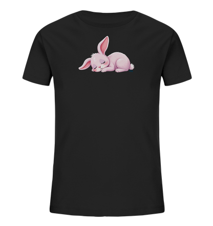 Onlineshop Shirts fuer Kinder - Das Bild zeigt ein schwarzes Kinder-T-Shirt. Auf der Vorderseite ist eine niedliche, rosa Hasen-Illustration zu sehen. Der Hase liegt friedlich schlafend da, mit geschlossenen Augen und leicht angehobenen Ohren. Das Design verleiht dem Shirt eine sanfte und beruhigende Ausstrahlung.