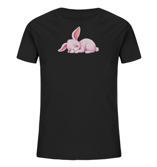 Onlineshop Shirts fuer Kinder - Das Bild zeigt ein schwarzes Kinder-T-Shirt. Auf der Vorderseite ist eine niedliche, rosa Hasen-Illustration zu sehen. Der Hase liegt friedlich schlafend da, mit geschlossenen Augen und leicht angehobenen Ohren. Das Design verleiht dem Shirt eine sanfte und beruhigende Ausstrahlung.