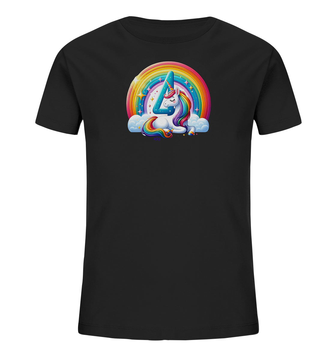 Onlineshop Shirts fuer Kinder - Das Bild zeigt ein schwarzes T-Shirt mit einem farbenfrohen Einhorn-Design auf der Vorderseite. Ein schlafendes Einhorn liegt auf Wolken vor einem leuchtenden Regenbogen. Die Grafik integriert kunstvoll die Zahl '4' in einem glaenzenden Design, umgeben von funkelnden Sternen. Dieses magische und verspielte Motiv ist ideal fuer Kinder.