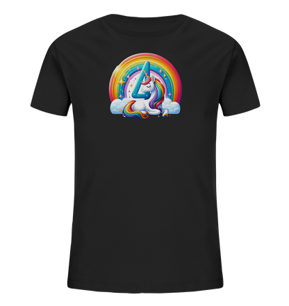 Onlineshop Shirts fuer Kinder - Das Bild zeigt ein schwarzes T-Shirt mit einem farbenfrohen Einhorn-Design auf der Vorderseite. Ein schlafendes Einhorn liegt auf Wolken vor einem leuchtenden Regenbogen. Die Grafik integriert kunstvoll die Zahl '4' in einem glaenzenden Design, umgeben von funkelnden Sternen. Dieses magische und verspielte Motiv ist ideal fuer Kinder.