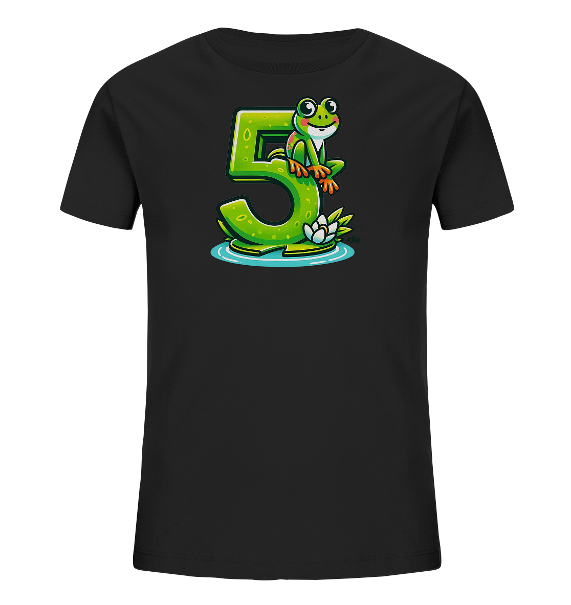 Onlineshop Shirts für Kinder - Das Bild zeigt ein schwarzes Kinder-T-Shirt mit einem auffälligen Frontprint. Das Motiv stellt eine große, grüne Zahl "5" dar, auf der ein freundlicher, grüner Cartoon-Frosch sitzt. Das Design umfasst auch Wasserlinien und eine Seerose am unteren Rand, was dem Motiv eine Szene im Wasser verleiht. Die Darstellung ist detailreich und farbenfroh.