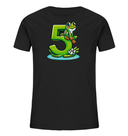 Onlineshop Shirts für Kinder - Das Bild zeigt ein schwarzes Kinder-T-Shirt mit einem auffälligen Frontprint. Das Motiv stellt eine große, grüne Zahl "5" dar, auf der ein freundlicher, grüner Cartoon-Frosch sitzt. Das Design umfasst auch Wasserlinien und eine Seerose am unteren Rand, was dem Motiv eine Szene im Wasser verleiht. Die Darstellung ist detailreich und farbenfroh.