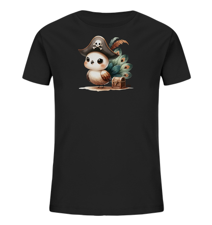 Onlineshop Shirts fuer Kinder - Dieses schwarze Kinder-T-Shirt zeigt eine entzueckende Illustration eines kleinen Vogels in einem Piratenhut, verziert mit einem Totenkopfmotiv. Der Vogel steht neben einer kleinen Schatzkiste auf sandigem Untergrund. Im Hintergrund sind kunstvolle Federn zu sehen, die dem Design einen besonderen Touch verleihen.