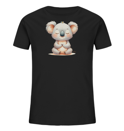 Onlineshop Shirts fuer Kinder - Das Bild zeigt ein schwarzes Kinder-T-Shirt mit einem niedlichen Koala-Motiv auf der Vorderseite. Der Koala sitzt in einer ruhigen, meditativen Pose mit geschlossenen Augen und gefalteten Haenden. Ein kleines Bluemchen ziert seinen Kopf. Das Design ist sanft und friedlich gestaltet und spricht Kinder an.