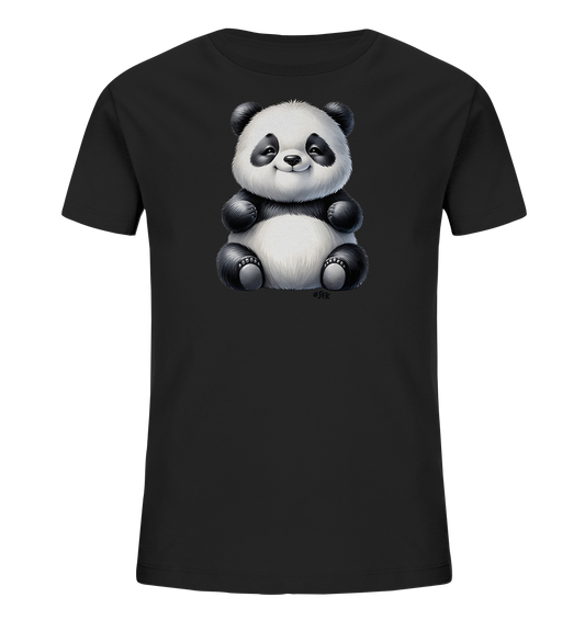 Onlineshop Shirts fuer Kinder - Das Bild zeigt ein schwarzes T-Shirt fuer Kinder, bedruckt mit einer niedlichen Illustration eines Pandas. Der Panda sitzt aufrecht und hat ein freundliches Laecheln. Das Design ist detailliert und zeigt das Fell des Tieres in Schwarz und Weiss. Dieses Motiv verleiht dem Shirt einen verspielten und charmanten Charakter.