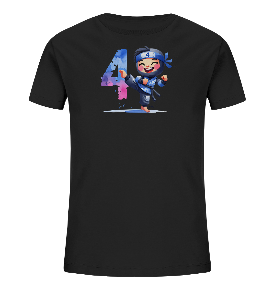 Onlineshop Shirts fuer Kinder - Das Bild zeigt ein schwarzes Kinder-T-Shirt mit einem farbenfrohen Aufdruck auf der Vorderseite. Zu sehen ist eine grosse Zahl '4' in Blau- und Pinktoenen mit Watercolor-Textur. Daneben steht eine laechelnde Cartoon-Figur in einem blauen Ninja-Anzug mit einem schwarzen Guertel und Stirnband, auf dem ebenfalls die Zahl '4' steht. Die Figur fuehrt gerade einen dynamischen Tritt aus.