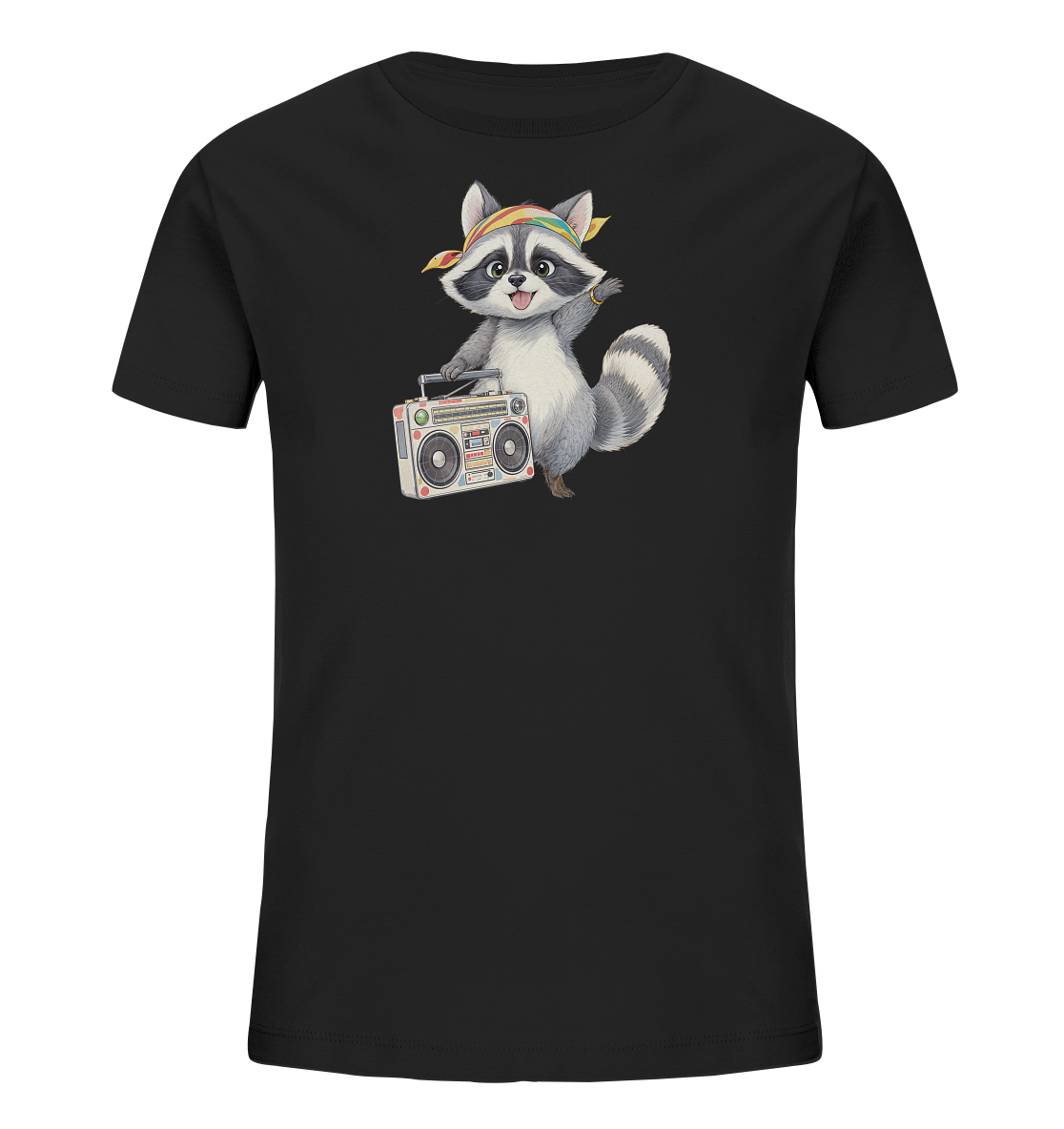 Onlineshop Shirts fuer Kinder - Dieses schwarze Kinder-T-Shirt zeigt einen freundlichen, stehenden Waschbaer mit einem bunten Stirnband. Der Waschbaer haelt einen detaillierten Ghettoblaster in seinen Pfoten und winkt mit der anderen Pfote. Das Motiv ist mittig auf der Vorderseite platziert und verleiht dem Shirt einen verspielten Stil. Es ist ein lebhaftes Design.