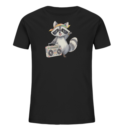 Onlineshop Shirts fuer Kinder - Dieses schwarze Kinder-T-Shirt zeigt einen freundlichen, stehenden Waschbaer mit einem bunten Stirnband. Der Waschbaer haelt einen detaillierten Ghettoblaster in seinen Pfoten und winkt mit der anderen Pfote. Das Motiv ist mittig auf der Vorderseite platziert und verleiht dem Shirt einen verspielten Stil. Es ist ein lebhaftes Design.