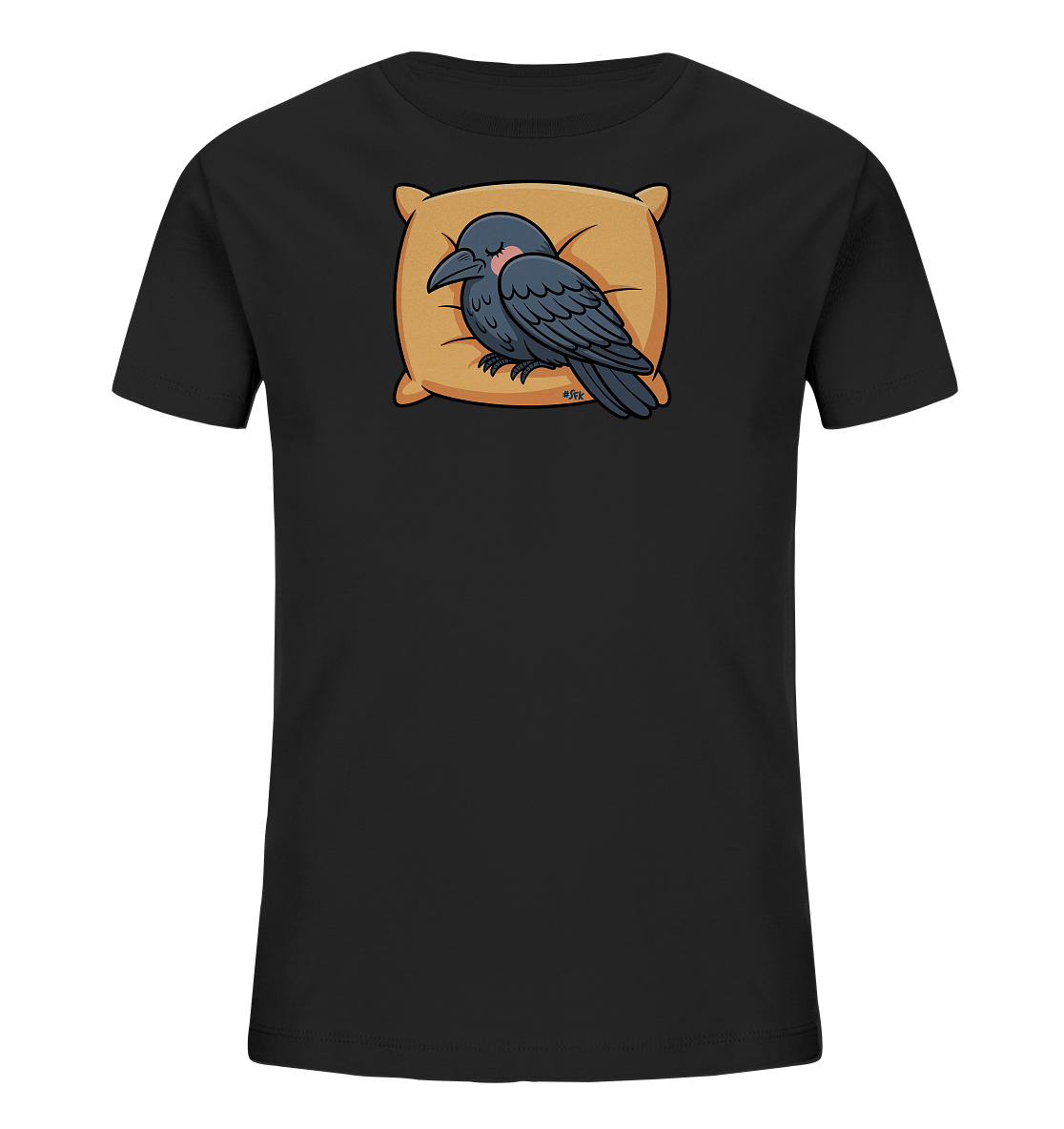 Onlineshop Shirts fuer Kinder - Das Bild zeigt ein schwarzes Kinder-T-Shirt mit einem niedlichen Motiv eines schlafenden Raben. Der Rabe liegt gemuetlich auf einem orangefarbenen Kissen, die Augen geschlossen und leichte rote Wangen. Das Design wirkt beruhigend und ist ideal fuer Kinder.